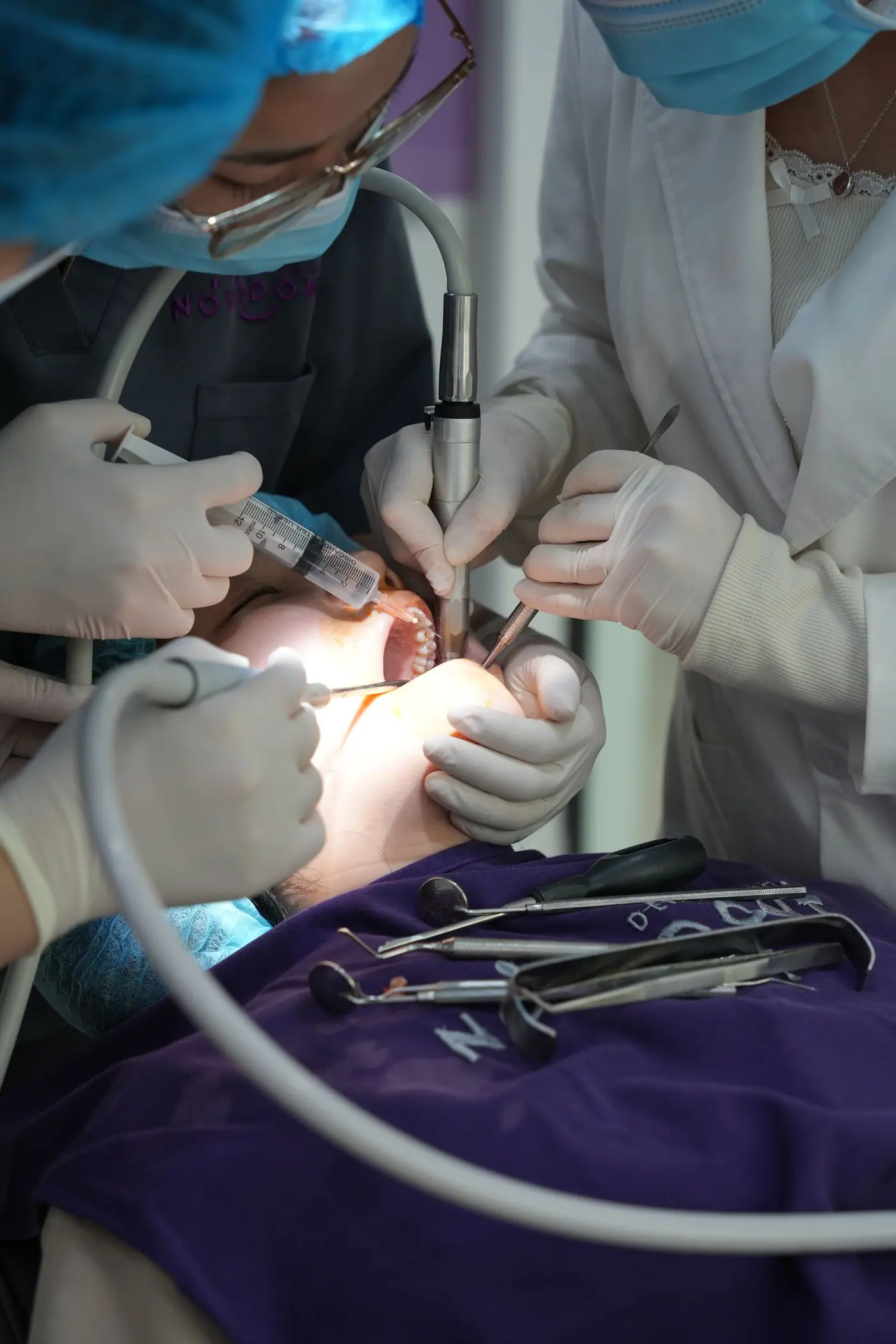 Team bei einem oralchirurgischen Eingriff